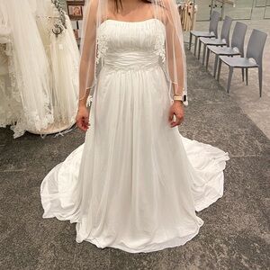 David’s Bridal Chiffon A-line wedding dress in Ivory size 14